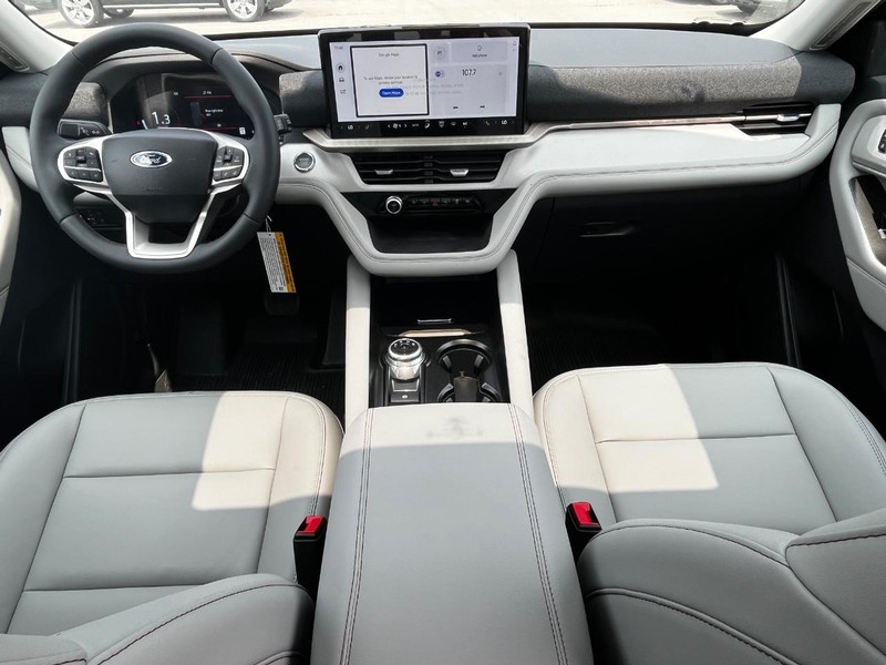 Ford Explorer Vehicle Image 08