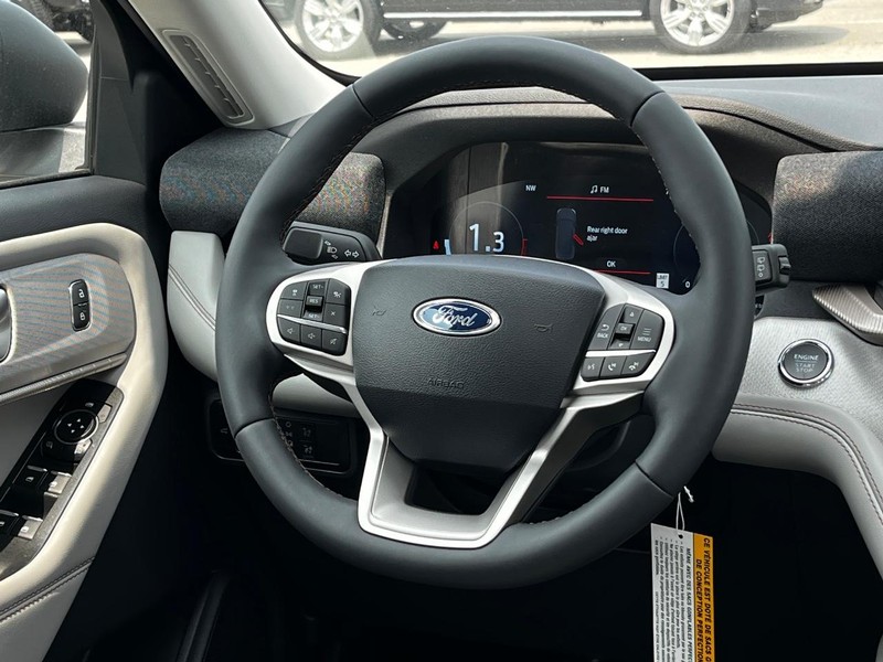 Ford Explorer Vehicle Image 09