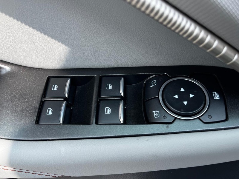 Ford Explorer Vehicle Image 11