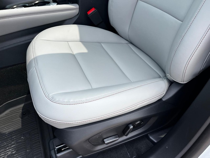 Ford Explorer Vehicle Image 12