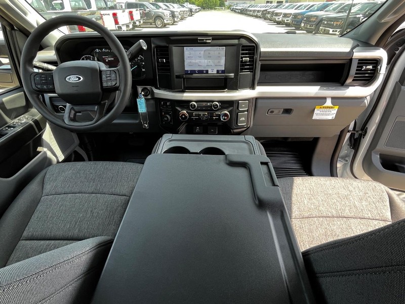 Ford Super Duty F-250 SRW Vehicle Image 05