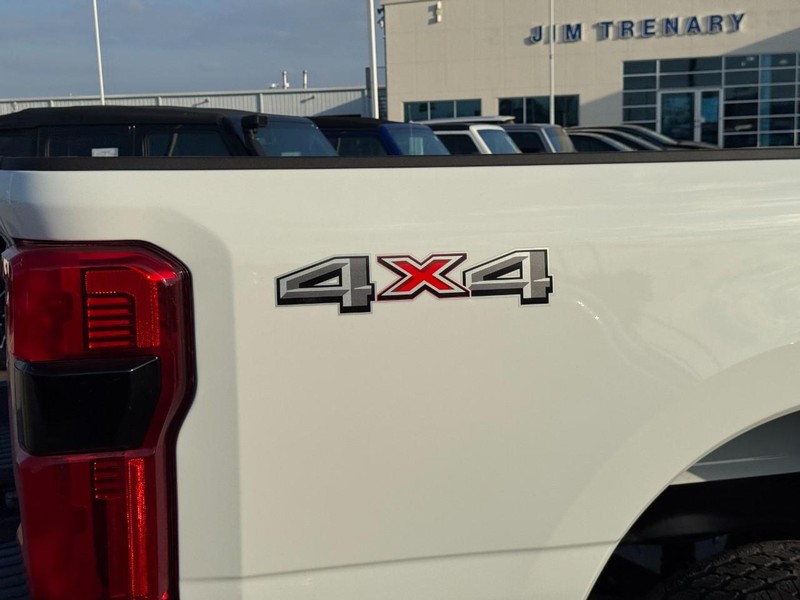 Ford Super Duty F-350 SRW Vehicle Image 04