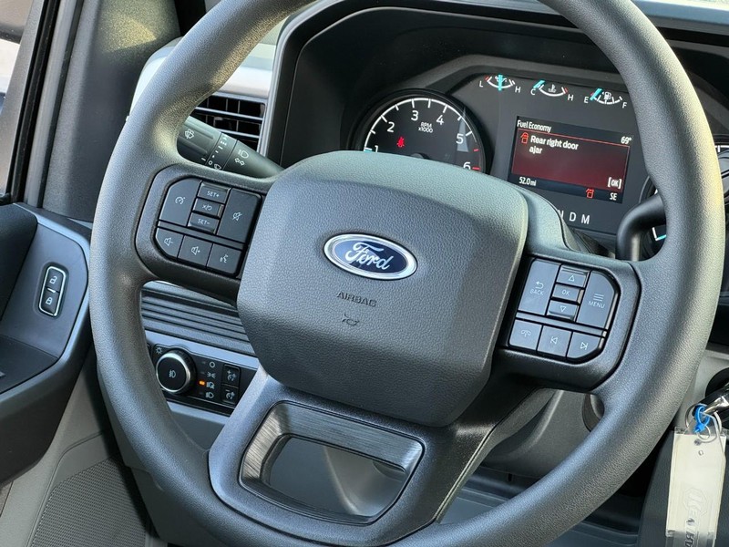 Ford Super Duty F-350 SRW Vehicle Image 08