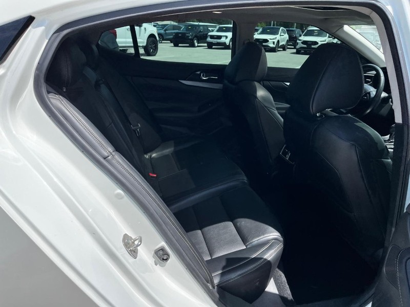 Nissan Maxima Vehicle Image 10