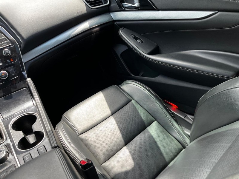 Nissan Maxima Vehicle Image 14