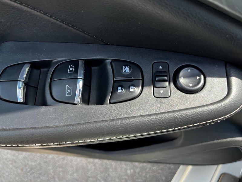 Nissan Maxima Vehicle Image 15