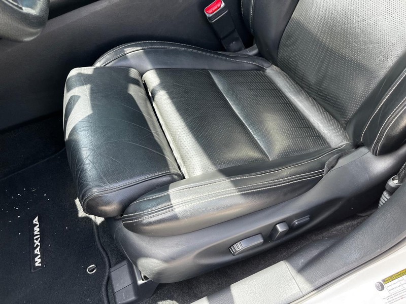 Nissan Maxima Vehicle Image 16