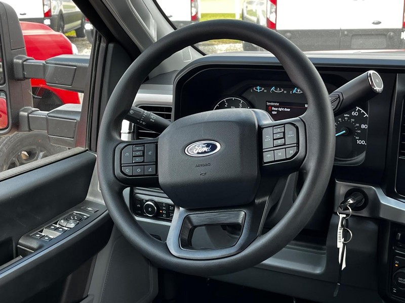 Ford Super Duty F-350 SRW Vehicle Image 06