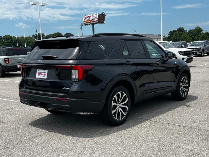 Ford Explorer Vehicle Image 03