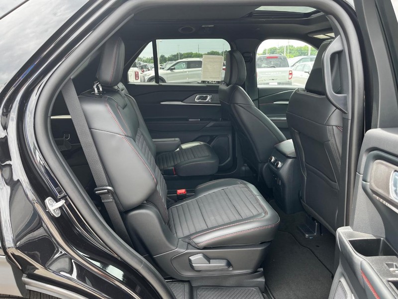 Ford Explorer Vehicle Image 04