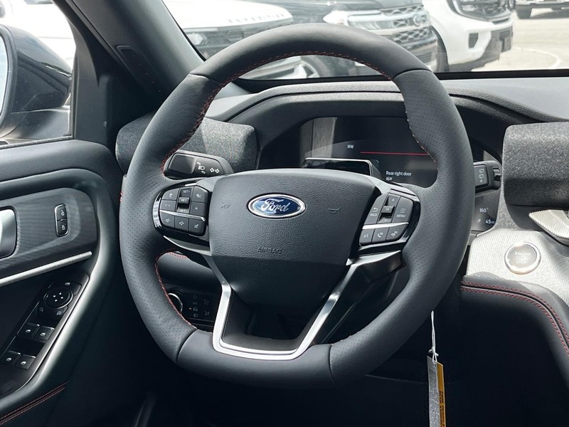 Ford Explorer Vehicle Image 09
