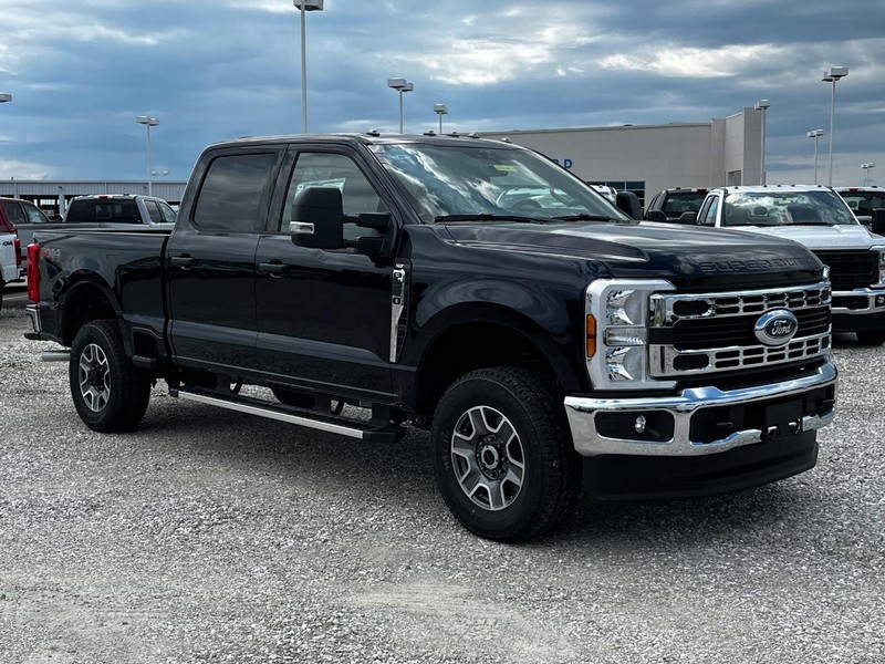 Ford Super Duty F-350 SRW Vehicle Image 02