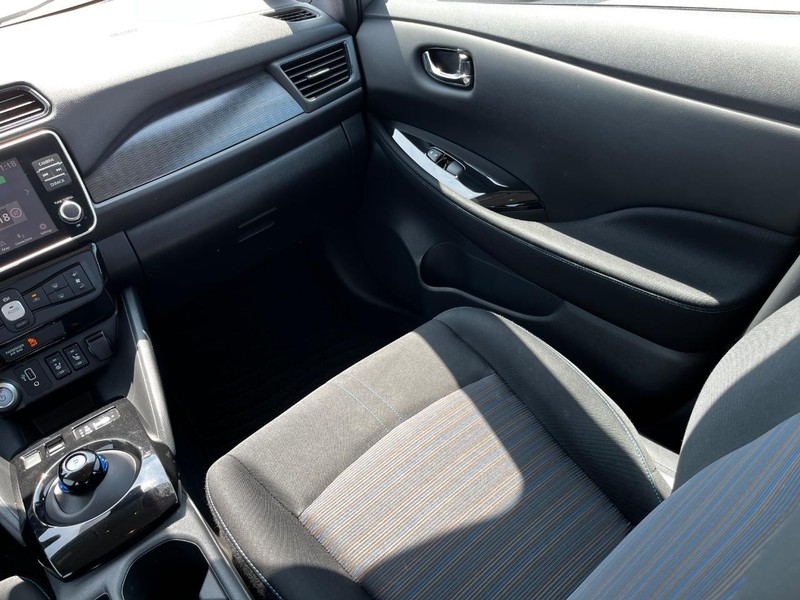 Nissan LEAF Vehicle Image 13