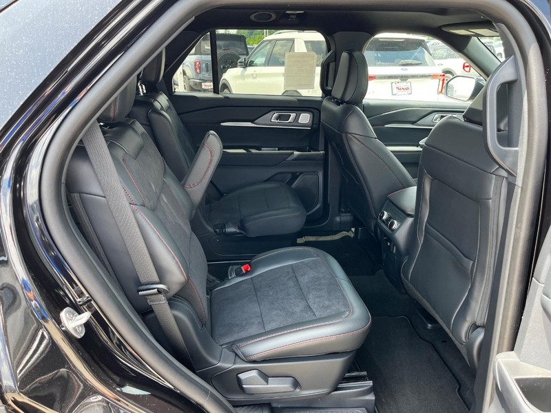 Ford Explorer Vehicle Image 04