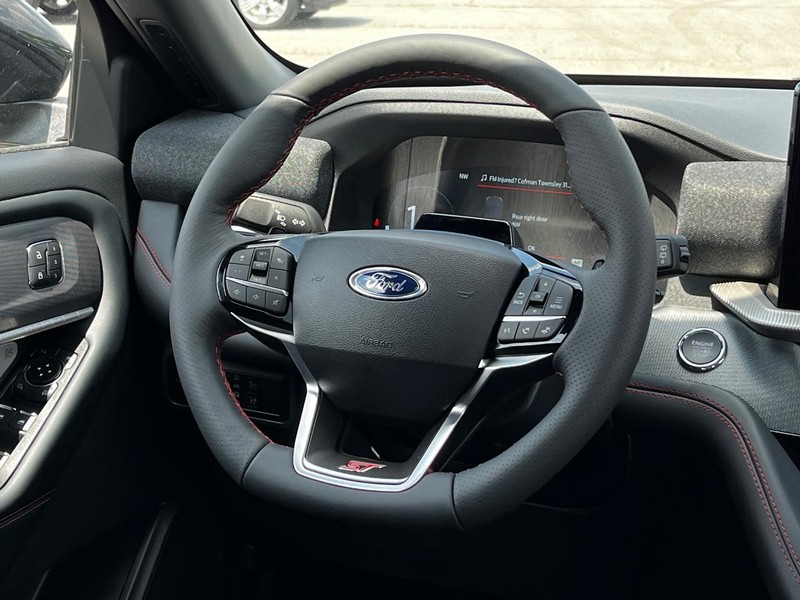 Ford Explorer Vehicle Image 09