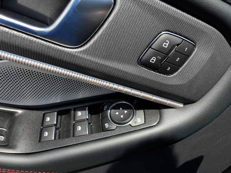 Ford Explorer Vehicle Image 11