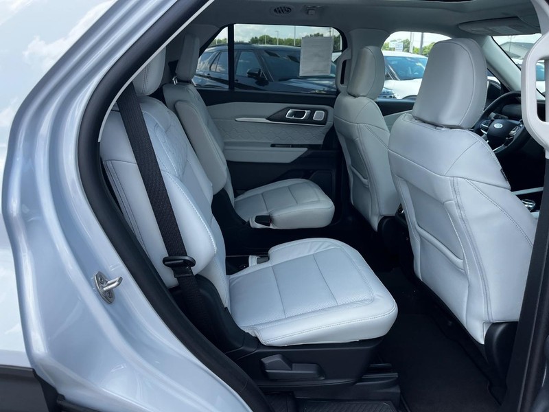 Ford Explorer Vehicle Image 04