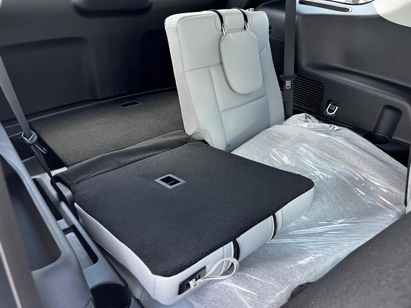 Ford Explorer Vehicle Image 05