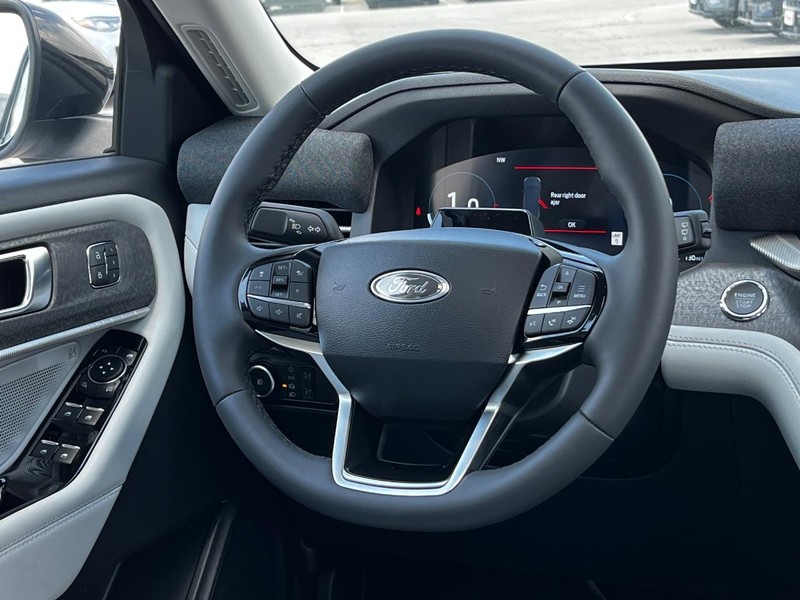 Ford Explorer Vehicle Image 09