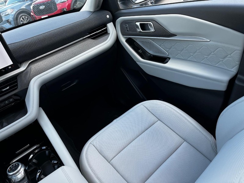 Ford Explorer Vehicle Image 10