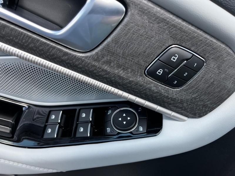 Ford Explorer Vehicle Image 11