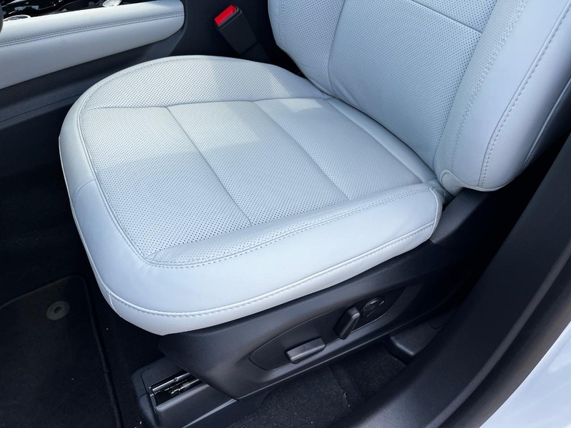 Ford Explorer Vehicle Image 12