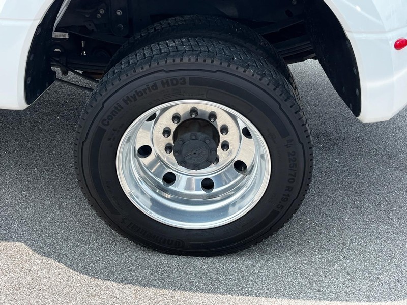 Ford Super Duty F-450 DRW Vehicle Image 06