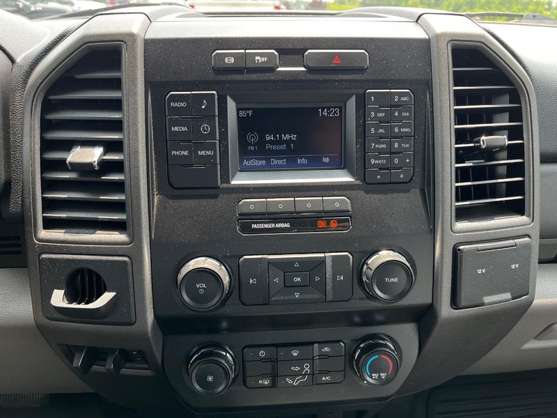 Ford Super Duty F-450 DRW Vehicle Image 18