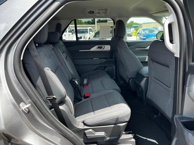 Ford Explorer Vehicle Image 04