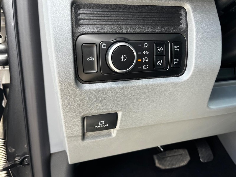 Ford Super Duty F-350 SRW Vehicle Image 10