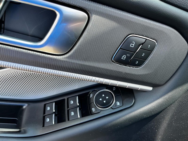 Ford Explorer Vehicle Image 11