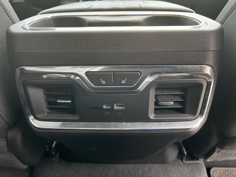 Chevrolet Silverado 3500HD Vehicle Image 11