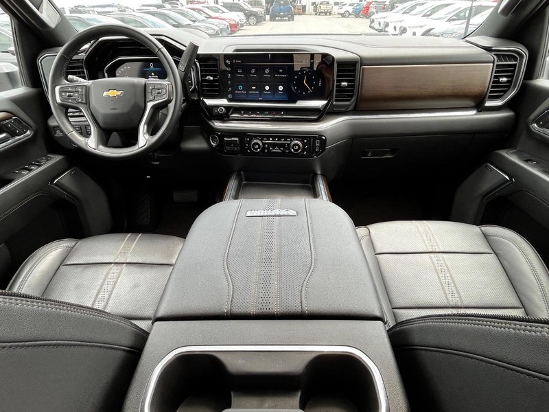 Chevrolet Silverado 3500HD Vehicle Image 13