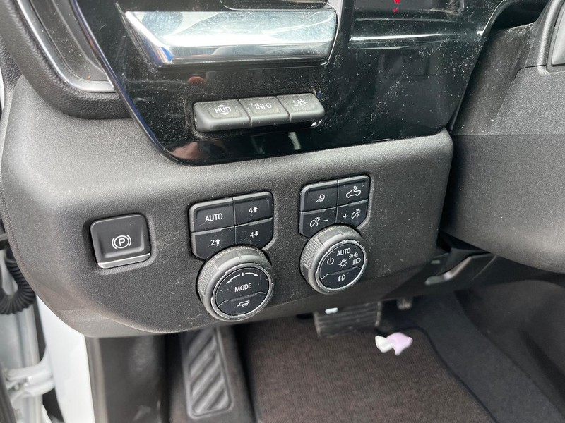 Chevrolet Silverado 3500HD Vehicle Image 18