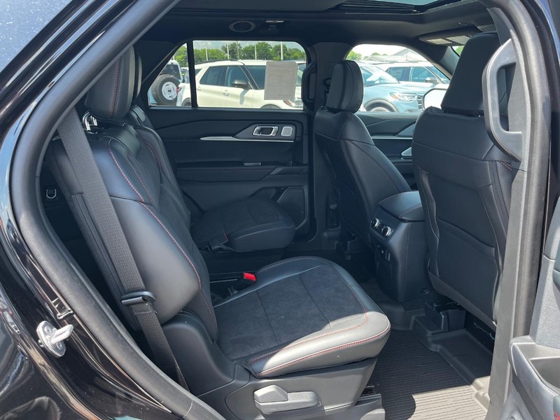Ford Explorer Vehicle Image 04