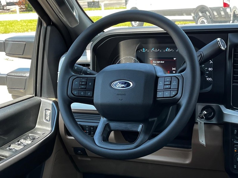 Ford Super Duty F-350 SRW Vehicle Image 06