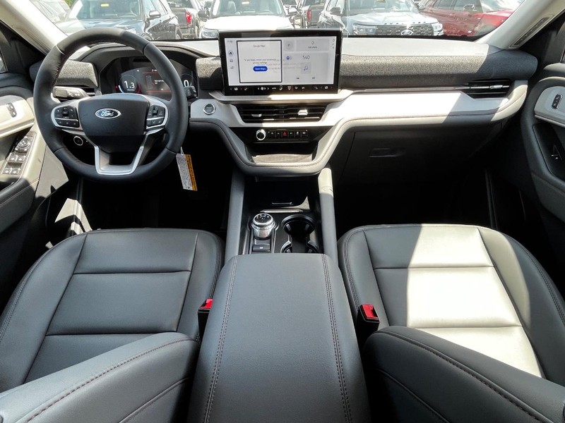 Ford Explorer Vehicle Image 07