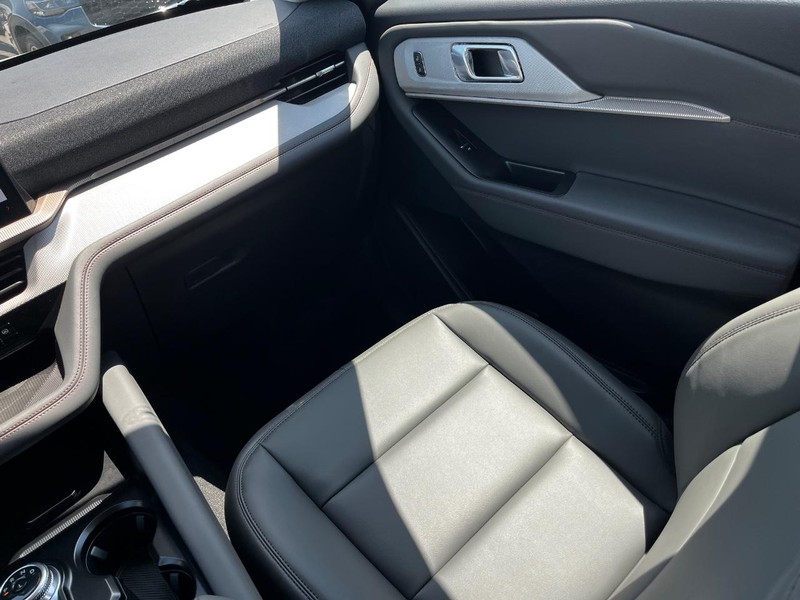 Ford Explorer Vehicle Image 09
