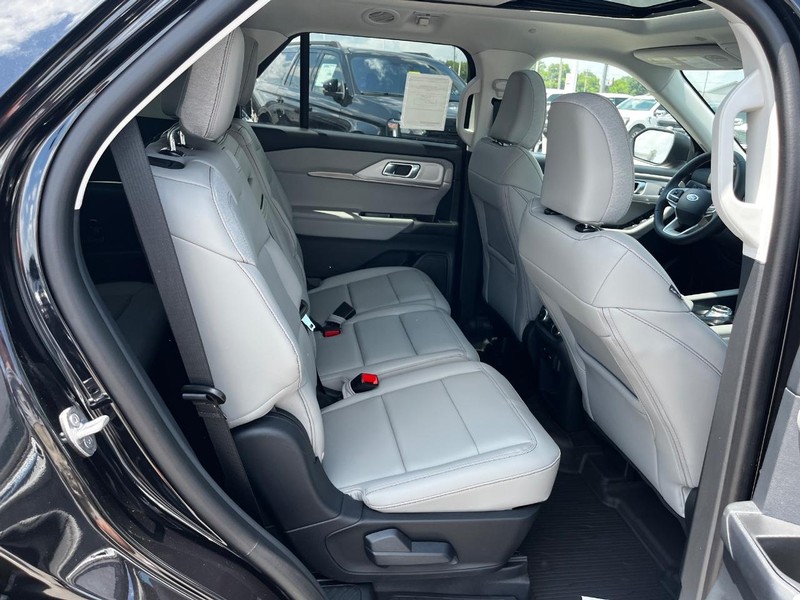 Ford Explorer Vehicle Image 04