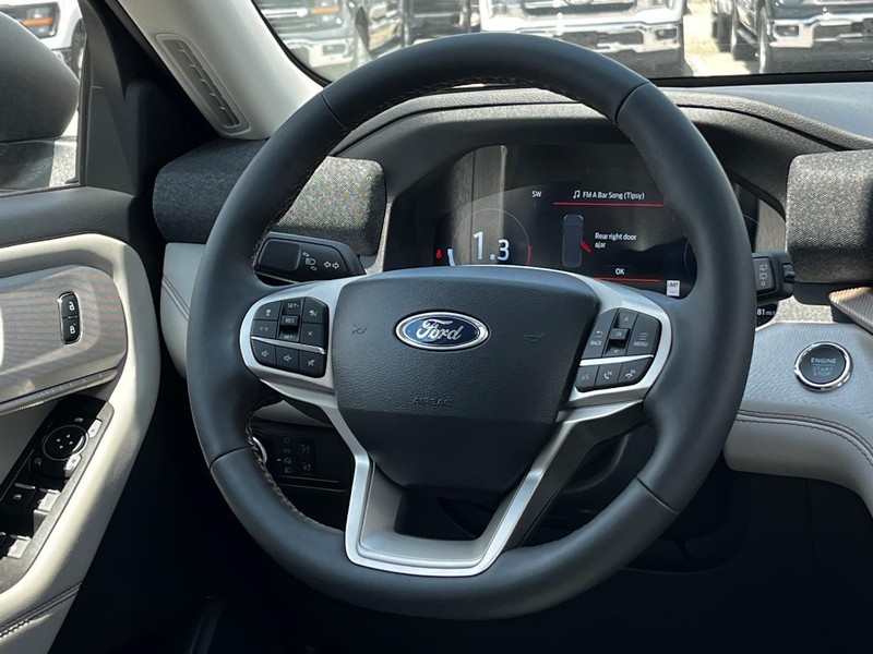 Ford Explorer Vehicle Image 09
