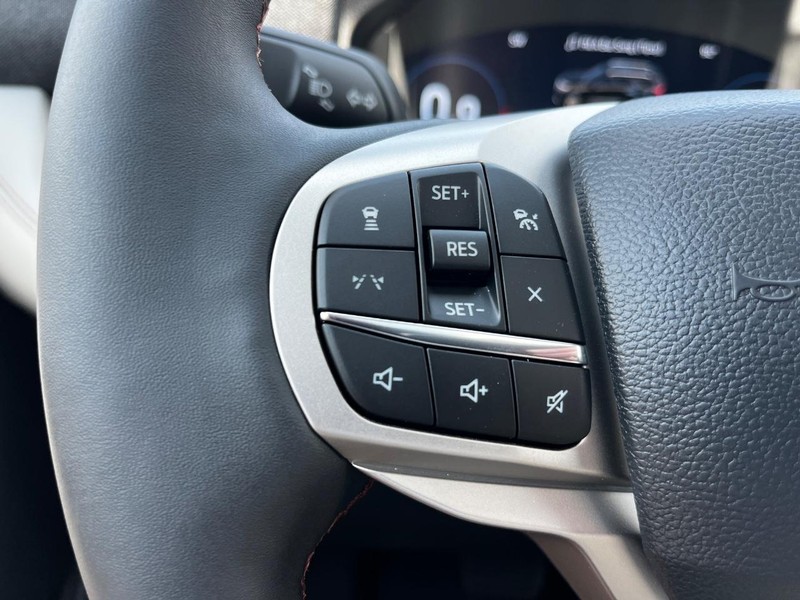 Ford Explorer Vehicle Image 13