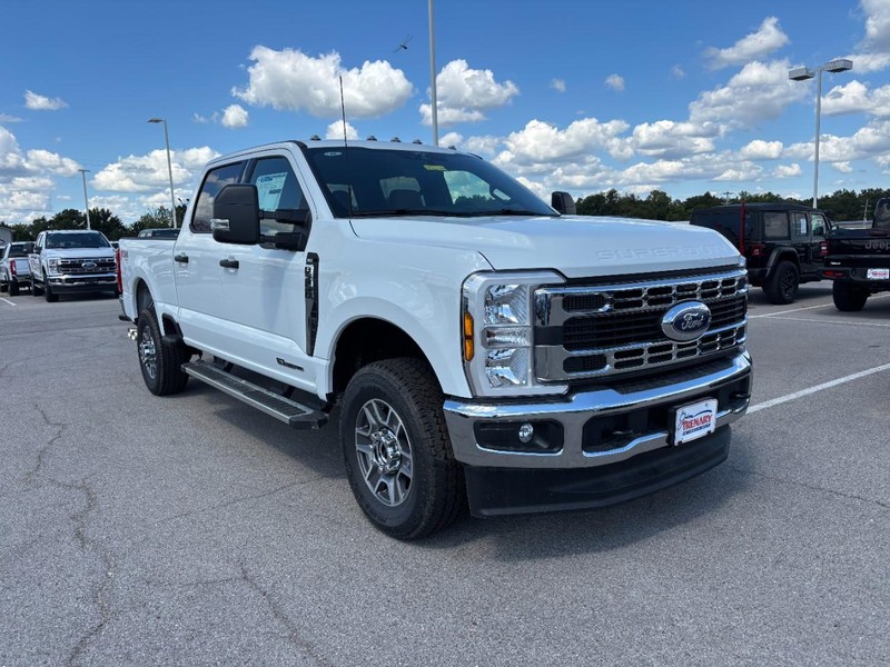 Ford Super Duty F-350 SRW Vehicle Image 02