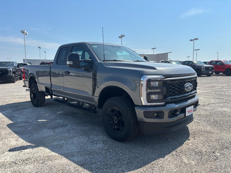 Ford Super Duty F-350 SRW Vehicle Image 02