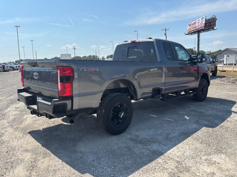 Ford Super Duty F-350 SRW Vehicle Image 03