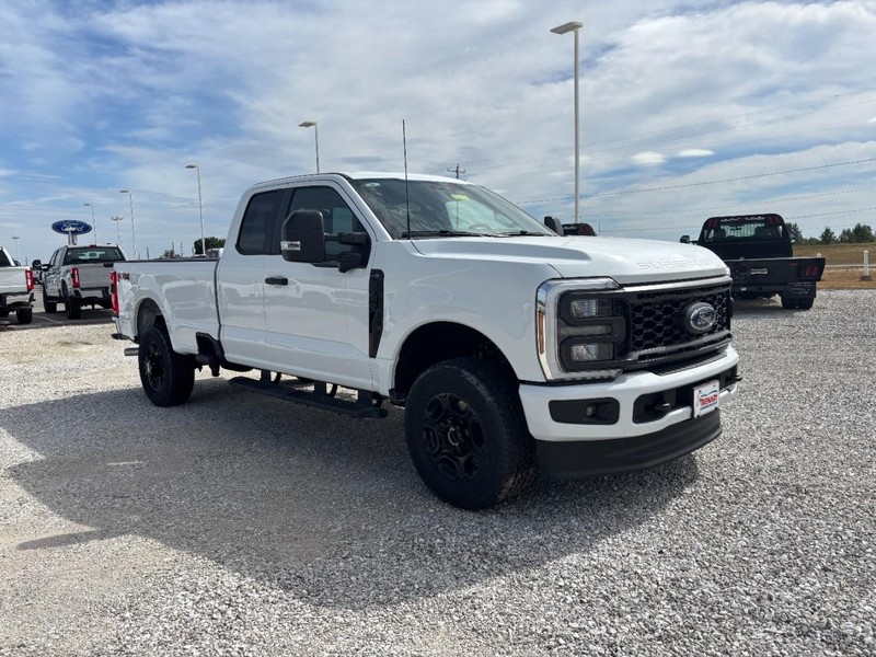 Ford Super Duty F-350 SRW Vehicle Image 02