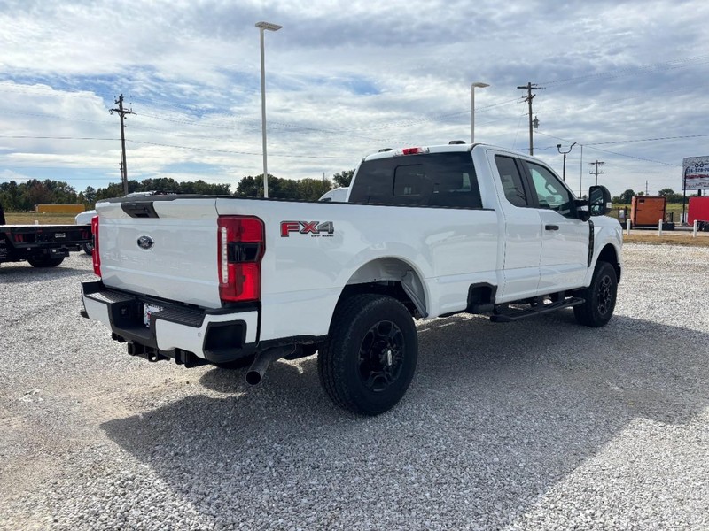 Ford Super Duty F-350 SRW Vehicle Image 03