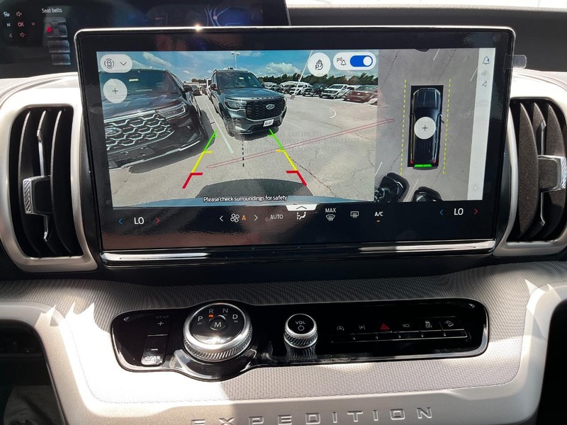 Ford Expedition Vehicle Image 16