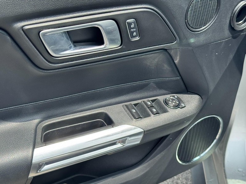 Ford Mustang Vehicle Image 12