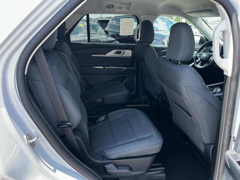 Ford Explorer Vehicle Image 04