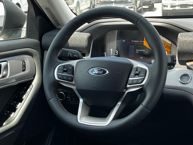 Ford Explorer Vehicle Image 07